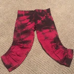 Lululemon in the flow crop 4 berry red tie dye